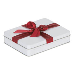 : kleine Pralinenschachtel aus Blech; rechteckige Stülpdeckeldose aus Weißblech. Weiß, mit aufgedrucktem rotem Geschenkband.
