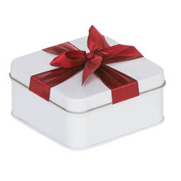 Gummibärchendosen: Geschenkverpackung aus Blech; quadratische Stülpdeckeldose aus Weißblech. Weiß, mit aufgedrucktem rotem Geschenkband.