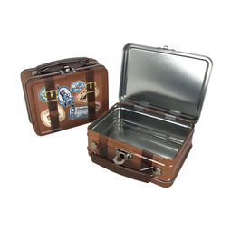 Speciale mallen: Brotdose, Sch7uldose in Form eines Reisekoffers mit Aufkleber-Motiven. Ansicht geschlossen stehend und geöffnet, als aufgeklappter Koffer