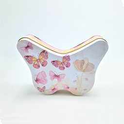 Speciale mallen: Korbdose mit Schmetterlingsmotiv als Geschenkverpackung für Ostern. Stülpdeckeldose in Schmetterlingsform aus Weißblech mit Henkel. Draufsicht auf Deckel, stehend
