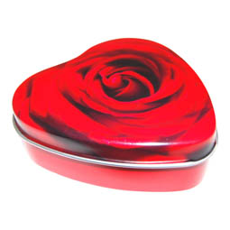 Frühjahrdosen: kleine Dose in Herzform, rot, mit Rosenmotiv; herzförmige Stülpdeckeldose, aus Weißblech.