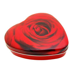 Frühjahrdosen: mittelgroße Dose in Herzform; herzförmige Stülpdeckeldose, rot, mit Rosenmotiv; aus Weißblech.