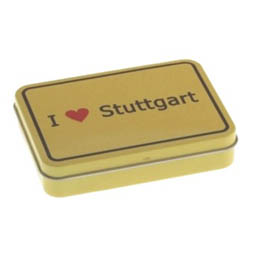 Medien/Events: I love Stuttgart; rechteckige Scharnierdeckeldose, gelb, bedruckt im Ortsschild-Design, aus Weißblech.