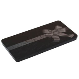 Dosenversteck: Chocolate Box Danke, schwarz; Scharnierdeckeldose, schwarz, bedruckt mit Geschenkband-Motiv, aus Weißblech.